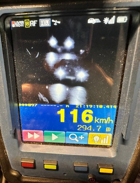 ekran policyjnego miernika prędkości ze zdjęciem samochodu i wynikiem przeprowadzonego pomiaru 116km/h