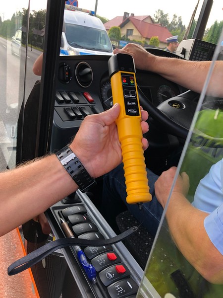 policyjne urządzenie do badania stanu trzeźwości podczas kontroli kierowcy autobusu