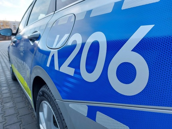 boczna część radiowozu z numerem taktycznym k206