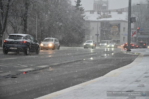 miejski ruch uliczny i opady śniegu