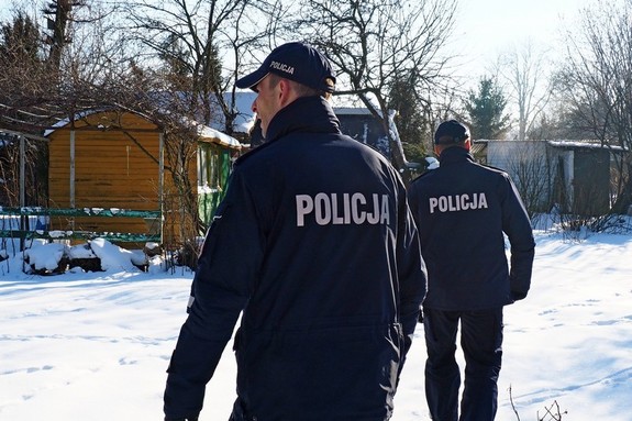 policjanci podczas sprawdzenia miejsc potencjalnego przebywania osób bezdomnych