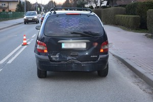 Uszkodzenia pokolizyjne tylnej części renaulta uczestniczącego w zdarzeniu