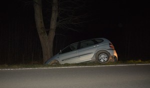 Znajdujący się w rowie renault