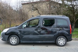 Uszkodzenia bocznej części citroena uczestniczącego w kolizji