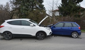 Zderzenie czołowe hyundaia i seata. Uszkodzona przednia część pojazdów