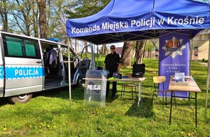 Policjantka podczas prezentacji stoiska informacyjnego podczas „Dnia otwartego” w Jedliczu