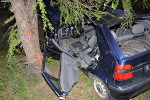 Uszkodzenia powypadkowe skody. Lewa część pojazdu opiera się o drzewo