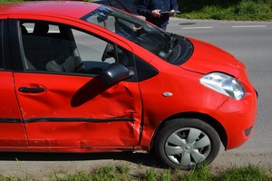 Uszkodzenia pokolicyjne prawej części toyoty