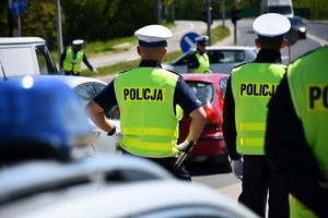 Policjanci podczas konkurencji kierowania ruchem na turnieju