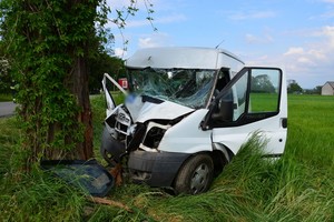 Uszkodzenia przedniej części busa po zderzeniu z drzewem