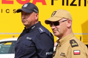 Policjant z funkcjonariuszem straży pożarnej