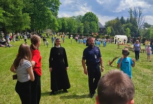 Policjanci podczas prezentacji wyposażenia wykorzystywanego w czasie codziennej służby