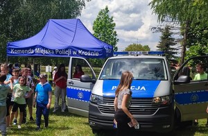 Policjanci podczas prezentacji wyposażenia wykorzystywanego w czasie codziennej służby