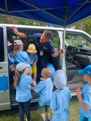 Policjanci podczas prezentacji wyposażenia wykorzystywanego w czasie codziennej służby