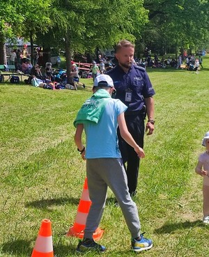 Policjanci podczas prezentacji wyposażenia wykorzystywanego w czasie codziennej służby