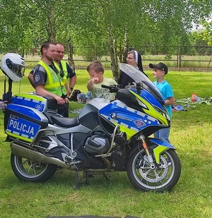 Policjanci podczas prezentacji wyposażenia wykorzystywanego w czasie codziennej służby