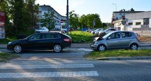 Uszkodzenia pokolizyjne toyoty oraz tylnej części renaulta