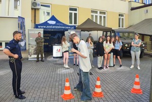 Jeden z uczestników pikniku profilaktycznego w czasie pokonywania toru przeszkód w alkogoglach