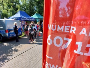 Policjanci prezentujący wyposażenie podczas pikniku edukacyjnego