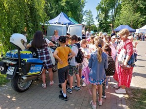 Policjanci prezentujący wyposażenie podczas pikniku edukacyjnego