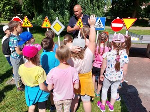 Policjanci prezentujący wyposażenie podczas pikniku edukacyjnego