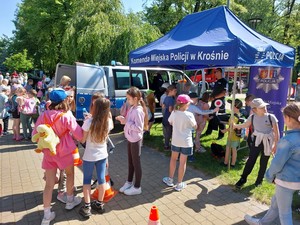 Policjanci prezentujący wyposażenie podczas pikniku edukacyjnego