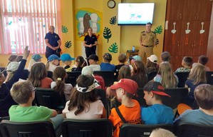 Policjanci prezentujący wyposażenie podczas pikniku edukacyjnego