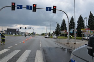 Widok skrzyżowania, na którym doszło do wypadku. Na dalszym planie uszkodzone samochody uczestniczące w zdarzeniu oraz urządzenia zabezpieczające ruch na skrzyżowaniu