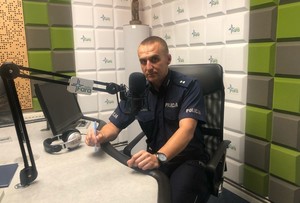 policjant podczas audycji w radiowym studiu