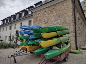 kajaki na samochodowych przyczepach przed wyjazdem na miejsce startu