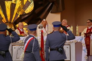 Policjanci podczas uroczystości w kościele, w tle koncelebrujący mszę św. kapłani