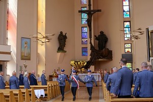 Poczet sztandarowy Policji podczas uroczystości w kościele