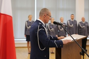 Komendant Miejski Policji w Krośnie w czasie przemówienia, w tle uczestnicy uroczystości