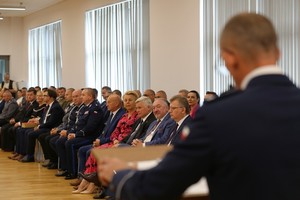 Przemawiający komendant miejski w czasie uroczystości, w tle zaproszeni goście