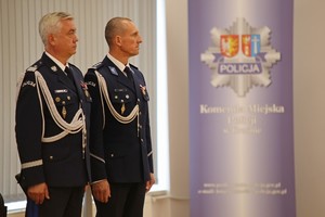 Kierownictwo na tle baneru krośnieńskiej Policji