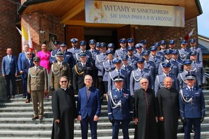 Pamiątkowa fotografia uczestników uroczystości na tle kościoła