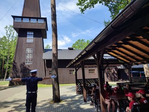 Policjant prezentujący pokaz ręcznego kierowania ruchem