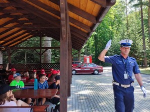 Policjant prezentujący pokaz ręcznego kierowania ruchem