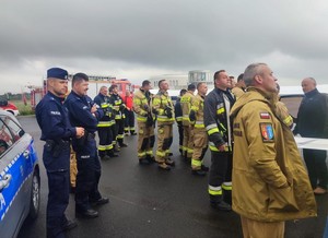 policjanci i strażacy na płycie krośnieńskiego lotniska w czasie odprawy do ćwiczeń