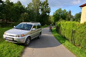 Stojące na jezdni pojazdy uczestniczące w kolizji