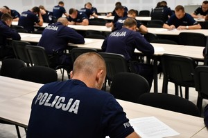 Policjanci podczas rozpoczęcia konkursu - w sali wykładowej