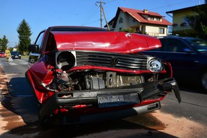 Uszkodzenia pokolizyjne przedniej części volkswagena