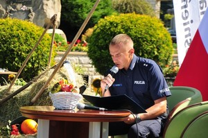 Siedzący na fotelu policjant podczas narodowego czytania