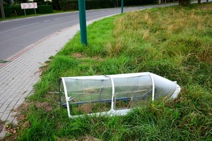 fragment kabiny samolotu leżący w trawie przy chodniku na ul. Suchodolskiej w Krośnie