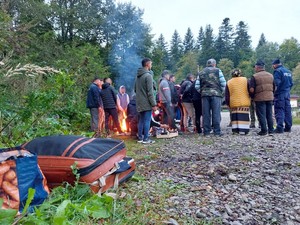 zagraniczni grzybiarze na polu namiotowym podczas kontroli służb