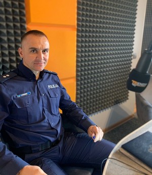 Policjant podczas audycji w radiowym studiu