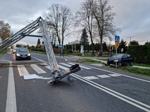 Uszkodzony maszt sygnalizatora na drodze łączącej Krosno i Jasło. W tle samochody stojące w korku i uszkodzona toyota sprawcy kolizji