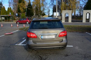 mercedes uczestniczący w wypadku, obok przewrócony znak drogowy