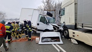 strażacy pracujący na miejscu kolizji drogowej w Barwinku