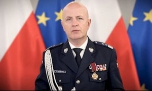 Komendant Główny Policji na tle flag Polski i Unii Europejskiej